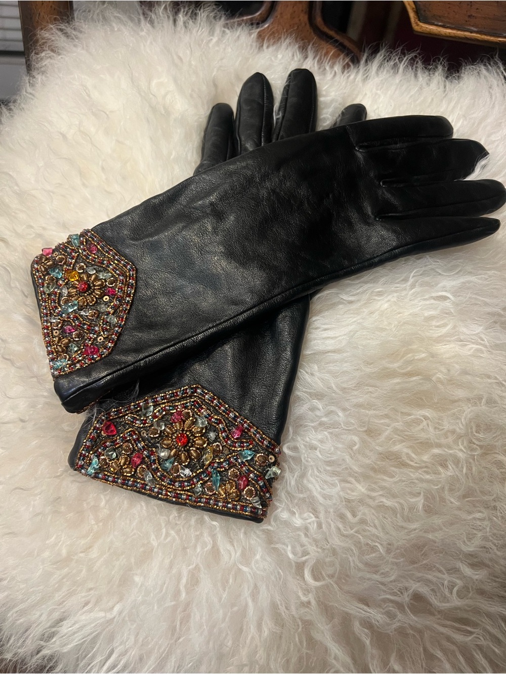 Women’s genuine weather gloves with decorative beads